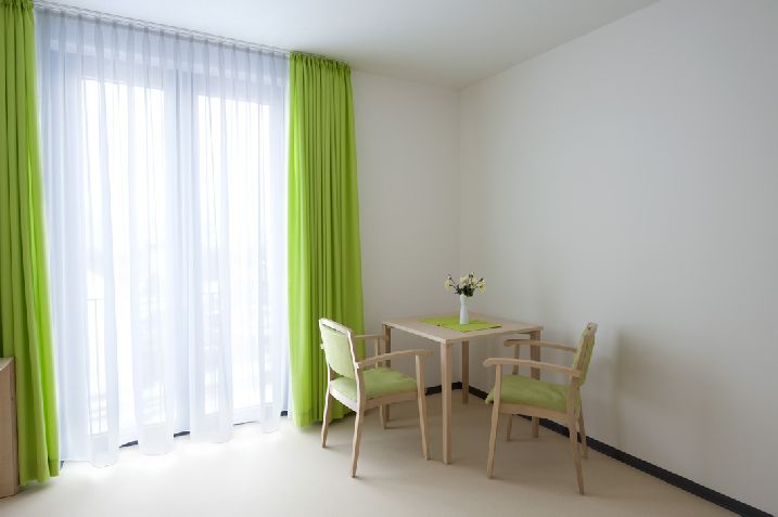 Zimmer mit grünen Vorhängen