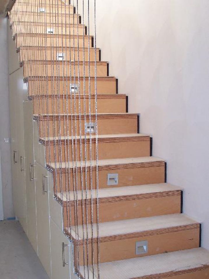 Treppe mit Einbauschrank darunter