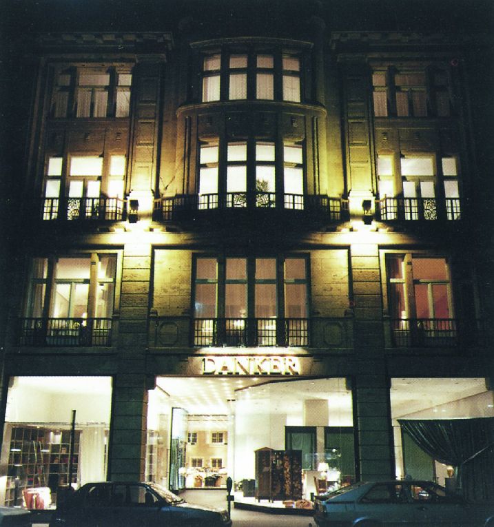 Fassade eines Geschäftes in der Innenstadt bei Dunkelheit